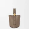 Bolso Pebble Bucket Mini en piel de becerro de grano suave Bolso Pebble Bucket Mini en piel de becerro de grano suave