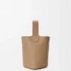Bolso Pebble Bucket Mini en piel de becerro de grano suave Bolso Pebble Bucket Mini en piel de becerro de grano suave