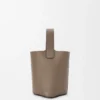 Bolso Pebble Bucket Mini en piel de becerro de grano suave Bolso Pebble Bucket Mini en piel de becerro de grano suave