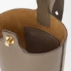 Bolso Pebble Bucket Mini en piel de becerro de grano suave Bolso Pebble Bucket Mini en piel de becerro de grano suave