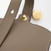 Bolso Pebble Bucket Mini en piel de becerro de grano suave Bolso Pebble Bucket Mini en piel de becerro de grano suave