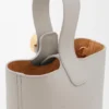 Bolso Pebble Bucket Mini en piel de becerro lisa Bolso Pebble Bucket Mini en piel de becerro lisa
