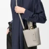 Bolso Pebble Bucket Mini en piel de becerro lisa Bolso Pebble Bucket Mini en piel de becerro lisa