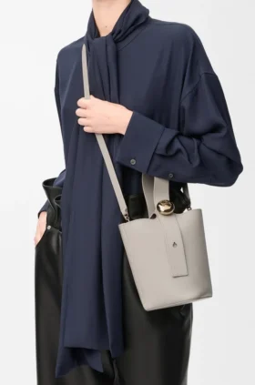 Bolso Pebble Bucket Mini en piel de becerro lisa