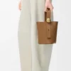 Bolso Pebble Bucket Mini en piel de becerro lisa