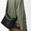 Bolso pequeño Cubi de bandolera en piel de becerro lisa y suave con jacquard Bolso pequeño Cubi de bandolera en piel de becerro lisa y suave con jacquard
