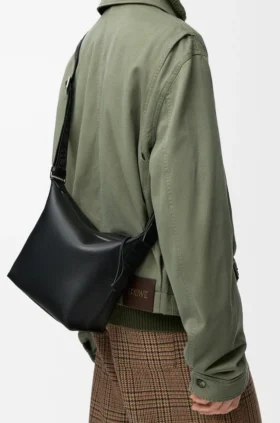Bolso pequeño Cubi de bandolera en piel de becerro lisa y suave con jacquard