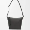 Bolso pequeño Cubi de bandolera en piel de becerro lisa y suave con jacquard Bolso pequeño Cubi de bandolera en piel de becerro lisa y suave con jacquard