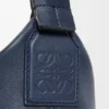 Bolso pequeño Cubi de bandolera en piel de becerro lisa y suave con jacquard Bolso pequeño Cubi de bandolera en piel de becerro lisa y suave con jacquard
