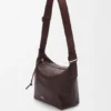 Bolso pequeño de bandolera Cubi en piel de becerro granulada y flexible Bolso pequeño de bandolera Cubi en piel de becerro granulada y flexible