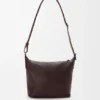 Bolso pequeño de bandolera Cubi en piel de becerro granulada y flexible Bolso pequeño de bandolera Cubi en piel de becerro granulada y flexible