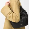 Bolso pequeño «Squeeze» en piel de cordero napa suave