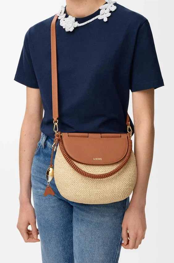 Bolso Pescador mediano de rafia y piel de becerro Bolso Pescador mediano de rafia y piel de becerro