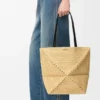 Bolso Puzzle Fold mediano de rafia Bolso Puzzle Fold mediano de rafia