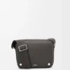 Bolso tipo bandolera Pebble mediano en piel de becerro granulada y flexible Bolso tipo bandolera Pebble mediano en piel de becerro granulada y flexible