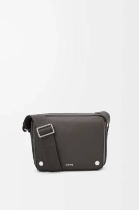 Bolso tipo bandolera Pebble mediano en piel de becerro granulada y flexible