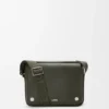 Bolso tipo bandolera Pebble mediano en piel de becerro granulada y flexible Bolso tipo bandolera Pebble mediano en piel de becerro granulada y flexible