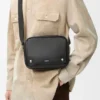 Bolso tipo bandolera Pebble mediano en piel de becerro granulada y flexible Bolso tipo bandolera Pebble mediano en piel de becerro granulada y flexible