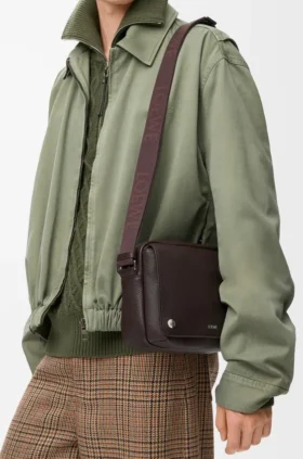 Bolso tipo bandolera Pebble mediano en piel de becerro granulada y flexible