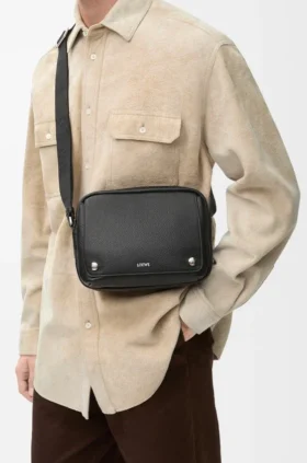 Bolso tipo bandolera Pebble mediano en piel de becerro granulada y flexible