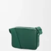 Bolso tipo bandolera Pebble mediano en piel de becerro granulada y flexible Bolso tipo bandolera Pebble mediano en piel de becerro granulada y flexible