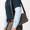 Bolso tipo bandolera Pebble mediano en piel de becerro granulada y flexible Bolso tipo bandolera Pebble mediano en piel de becerro granulada y flexible
