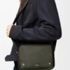 Bolso tipo bandolera Pebble mediano en piel de becerro granulada y flexible Bolso tipo bandolera Pebble mediano en piel de becerro granulada y flexible