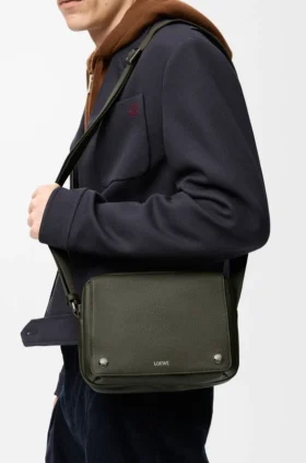 Bolso tipo bandolera Pebble mediano en piel de becerro granulada y flexible