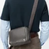Bolso tipo bandolera Pebble mediano en piel de becerro granulada y flexible Bolso tipo bandolera Pebble mediano en piel de becerro granulada y flexible