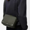 Bolso tipo bandolera Pebble mediano en piel de becerro granulada y flexible Bolso tipo bandolera Pebble mediano en piel de becerro granulada y flexible