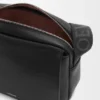 Bolso tipo bandolera Pebble mediano en piel de becerro granulada y flexible Bolso tipo bandolera Pebble mediano en piel de becerro granulada y flexible
