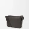 Bolso tipo bandolera Pebble mediano en piel de becerro granulada y flexible Bolso tipo bandolera Pebble mediano en piel de becerro granulada y flexible