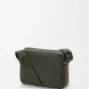 Bolso tipo bandolera Pebble mediano en piel de becerro granulada y flexible Bolso tipo bandolera Pebble mediano en piel de becerro granulada y flexible
