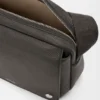 Bolso tipo bandolera Pebble mediano en piel de becerro granulada y flexible Bolso tipo bandolera Pebble mediano en piel de becerro granulada y flexible