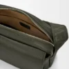 Bolso tipo bandolera Pebble mediano en piel de becerro granulada y flexible Bolso tipo bandolera Pebble mediano en piel de becerro granulada y flexible