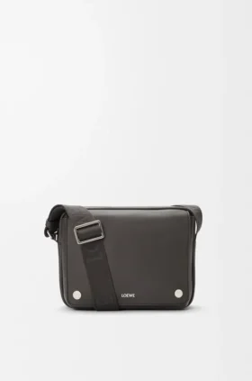 Bolso tipo bandolera Pebble mediano en piel de becerro lisa