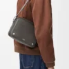 Bolso tipo bandolera Pebble mediano en piel de becerro lisa Bolso tipo bandolera Pebble mediano en piel de becerro lisa