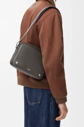 Bolso tipo bandolera Pebble mediano en piel de becerro lisa