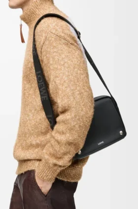 Bolso tipo bandolera Pebble mediano en piel de becerro lisa