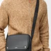Bolso tipo bandolera Pebble mediano en piel de becerro lisa Bolso tipo bandolera Pebble mediano en piel de becerro lisa