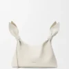 Bolso tipo bufanda mediano en piel de becerro lisa Bolso tipo bufanda mediano en piel de becerro lisa