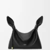 Bolso tipo bufanda mediano en piel de becerro lisa Bolso tipo bufanda mediano en piel de becerro lisa