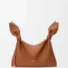Bolso tipo bufanda mediano en piel de becerro lisa Bolso tipo bufanda mediano en piel de becerro lisa