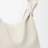 Bolso tipo bufanda mediano en piel de becerro lisa Bolso tipo bufanda mediano en piel de becerro lisa