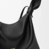 Bolso tipo bufanda mediano en piel de becerro lisa Bolso tipo bufanda mediano en piel de becerro lisa