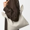 Bolso tipo bufanda mediano en piel de becerro lisa Bolso tipo bufanda mediano en piel de becerro lisa