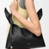 Bolso tipo bufanda mediano en piel de becerro lisa Bolso tipo bufanda mediano en piel de becerro lisa