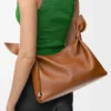 Bolso tipo bufanda mediano en piel de becerro lisa Bolso tipo bufanda mediano en piel de becerro lisa