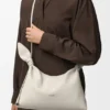Bolso tipo bufanda mediano en piel de becerro lisa Bolso tipo bufanda mediano en piel de becerro lisa