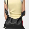 Bolso tipo bufanda mediano en piel de becerro lisa Bolso tipo bufanda mediano en piel de becerro lisa
